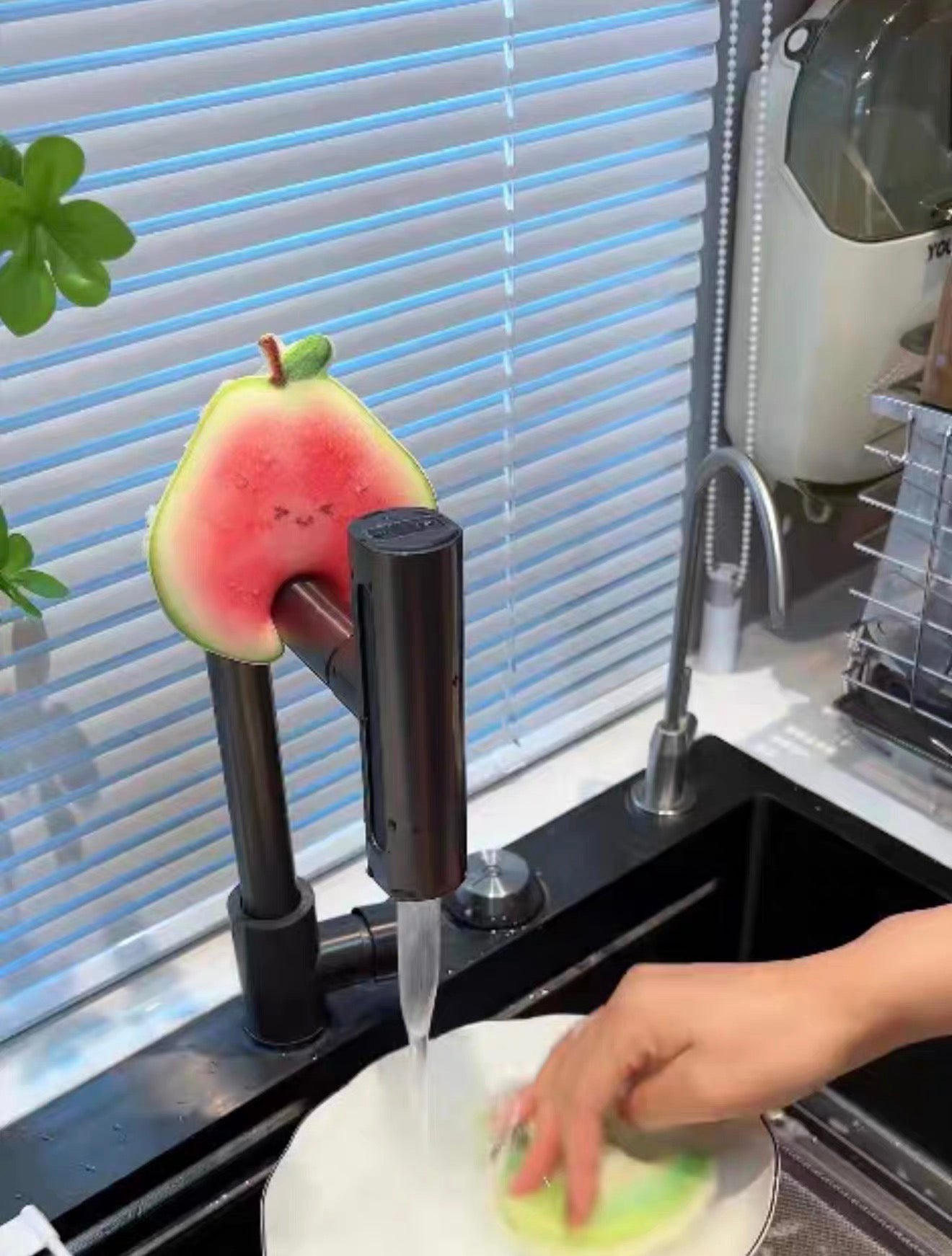 Fruit-shaped household dishwashing sponge